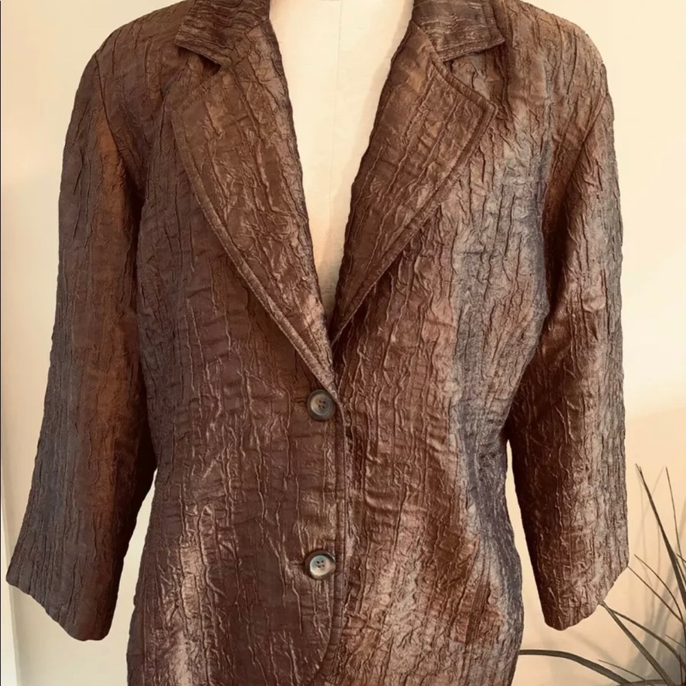 NWOT Women's Chico's long sleeve lined 2 button crinkled blazer jacket.